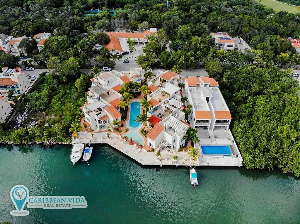 Stunning Large Remodeled Penthouse-Big Canal Views Puerto Aventuras